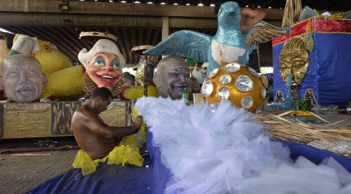 Escolas da Intendente usam barracão em Oswaldo Cruz. Desfile começa hoje com o Grupo de Acesso - Fabio Costa