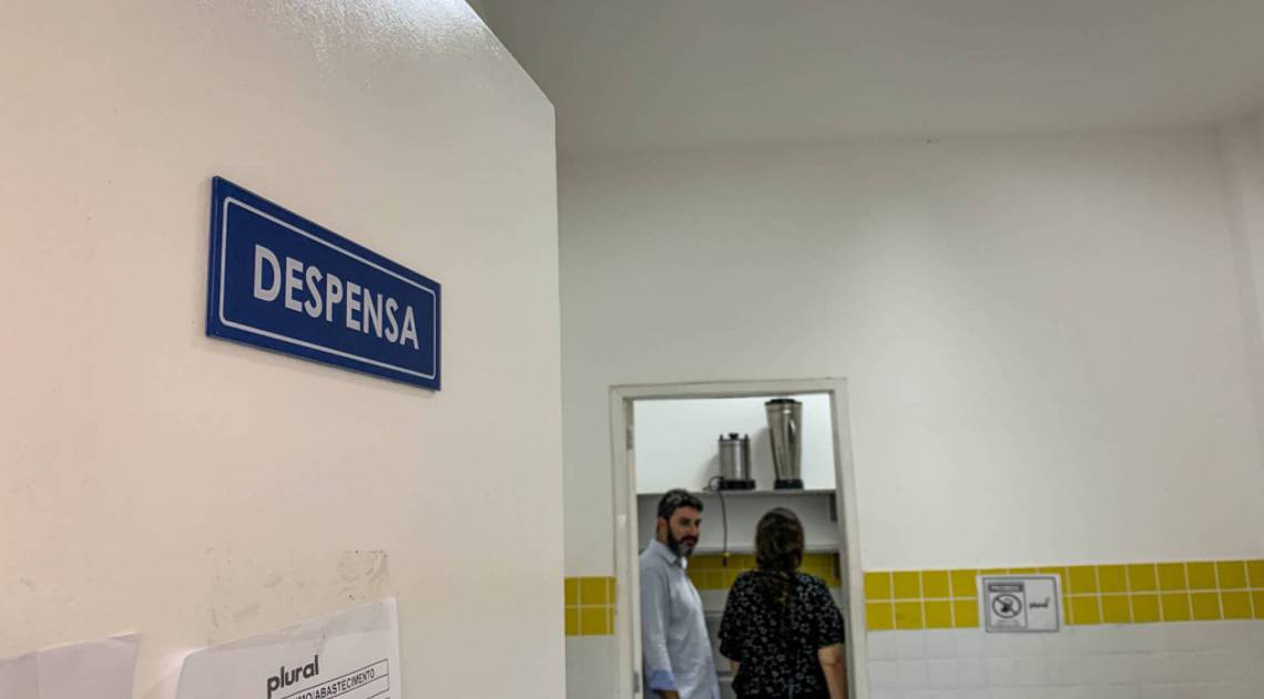 O secretário de Educação de Campos, Brand Arenari, visita a despensa da escola municipal Luiz Sobral, onde houve suspeita de envenenamento de merenda escolar