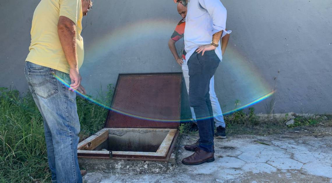 O secretário de Educação de Campos, Brand Arenari (de camisa azul), vistoria a cisterna da escola municipal Luiz Sobral, onde houve suspeita de envenenamento de merenda escolar - Divulgação prefeitura de Campos