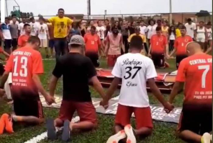 Jovens fazem oração em volta do caixão Jardeson Rodrigues Martins