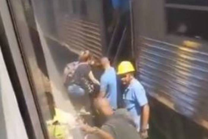 Passageiros da SuperVia tiveram que descer nos trilhos e pegar outro trem após descarrilamento perto da Central do Brasil