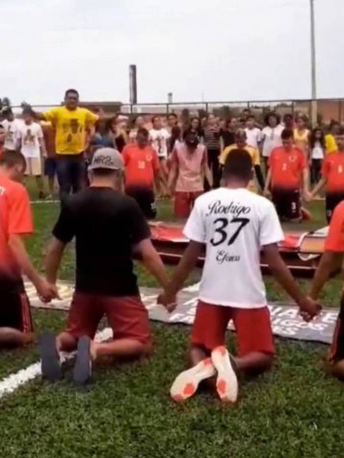 Jovens fazem ora&ccedil;&atilde;o em volta do caix&atilde;o Jardeson Rodrigues Martins