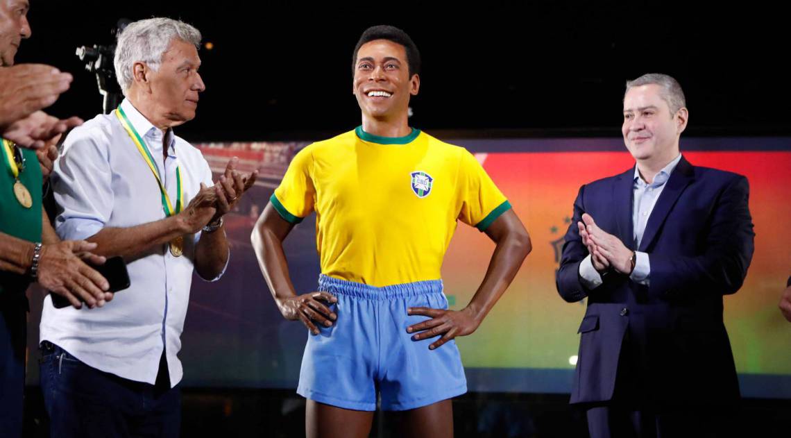 Clodoaldo (E) aplaude inauguração de estátua de cera de Pelé
