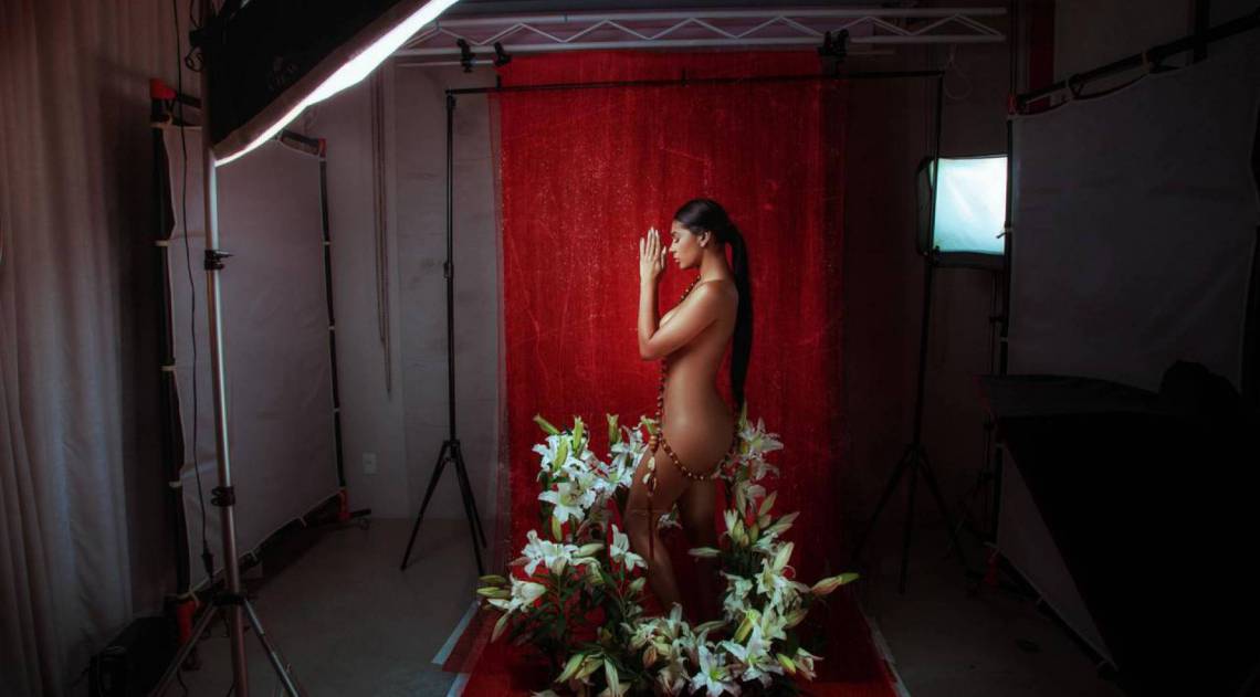 Pocah posa nua em ensaio sobre enredo da Grande Rio