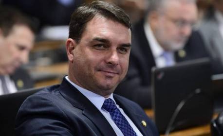 Em 'rodízio' de ataques, Flávio Bolsonaro diz que TSE não se preocupa com democracia