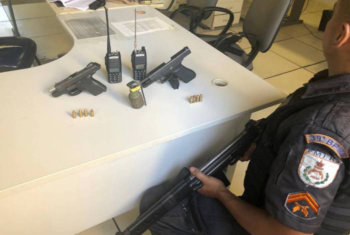 Com os criminosos, a polícia apreendeu rádios comunicadores, armas, munições e granada