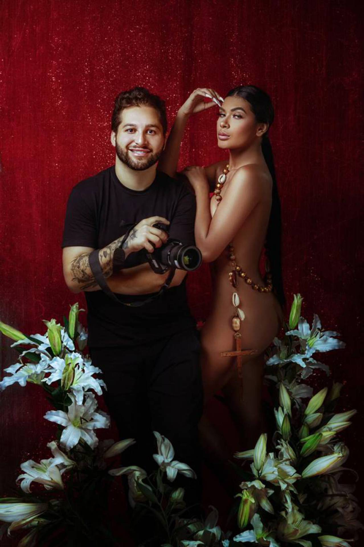 Pocah posa nua em ensaio sobre enredo da Grande Rio