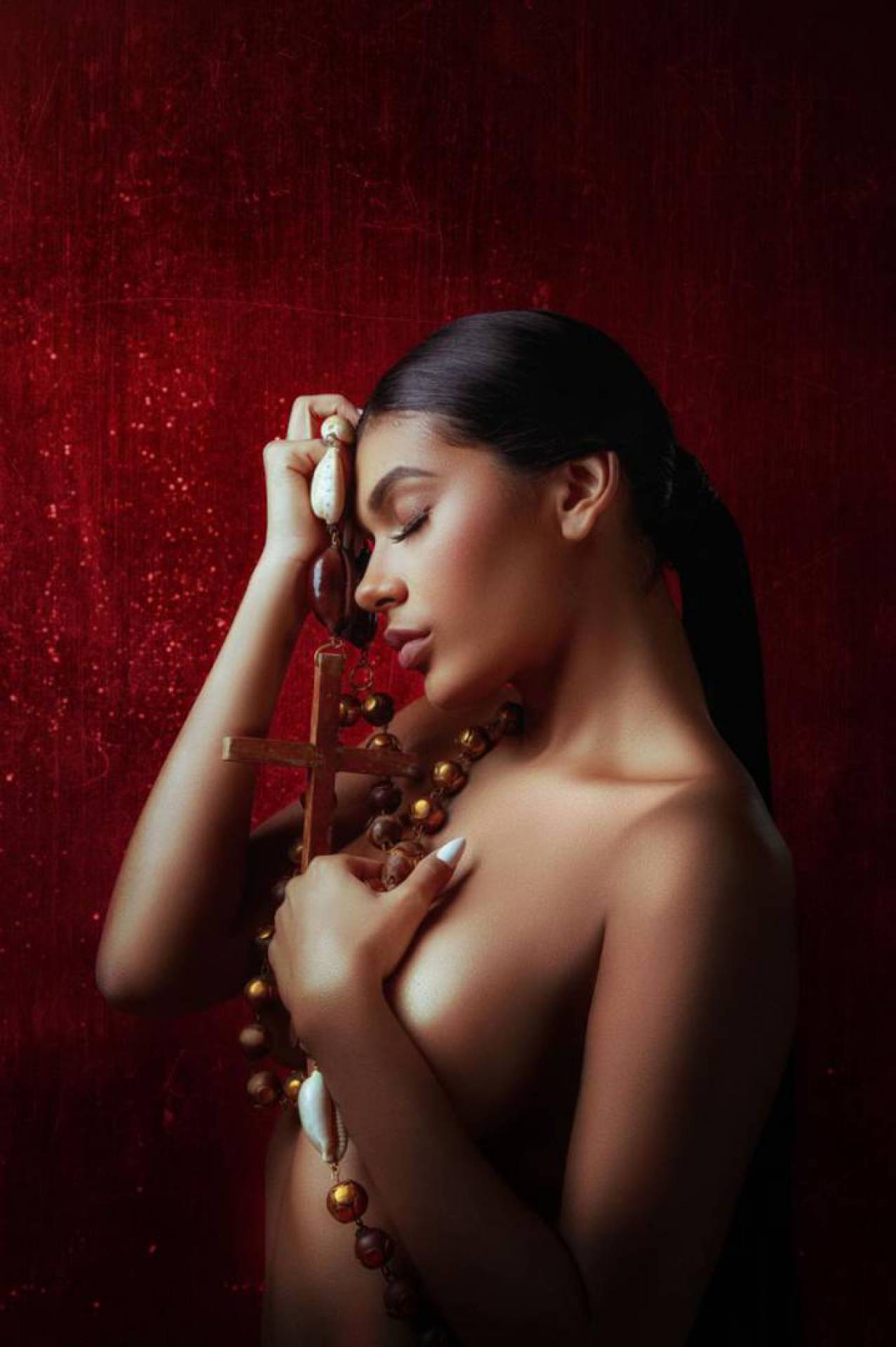 Pocah posa nua em ensaio sobre enredo da Grande Rio