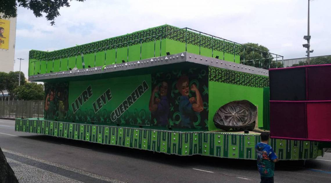 Carros da Império Serrano na Presidente Vargas