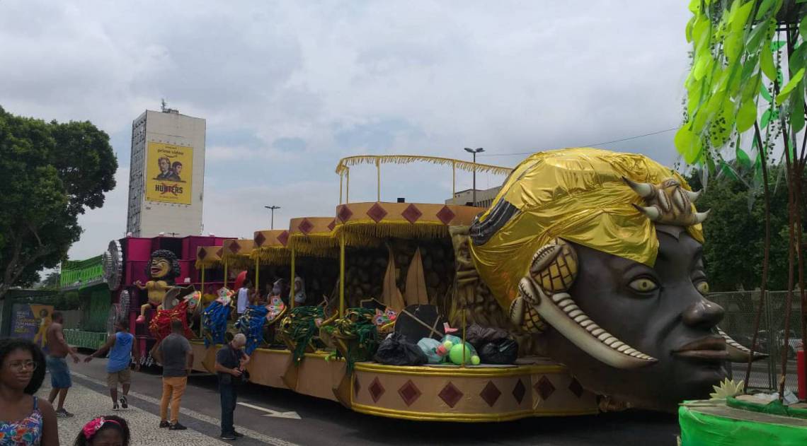 Carros da Império Serrano na Presidente Vargas