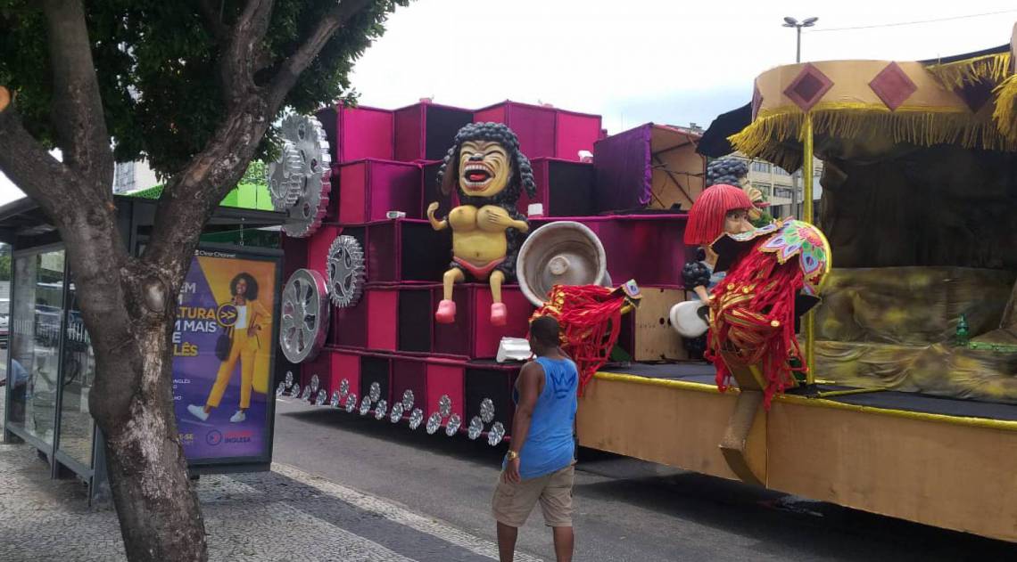 Carros da Império Serrano na Presidente Vargas