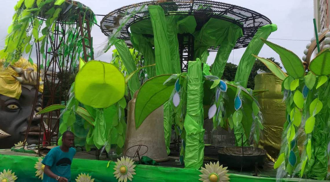 Carros da Império Serrano na Presidente Vargas