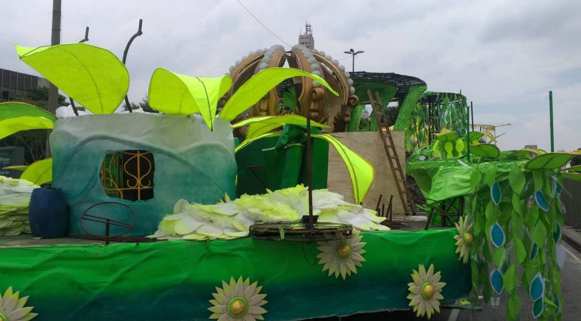 Carros da Império Serrano na Presidente Vargas