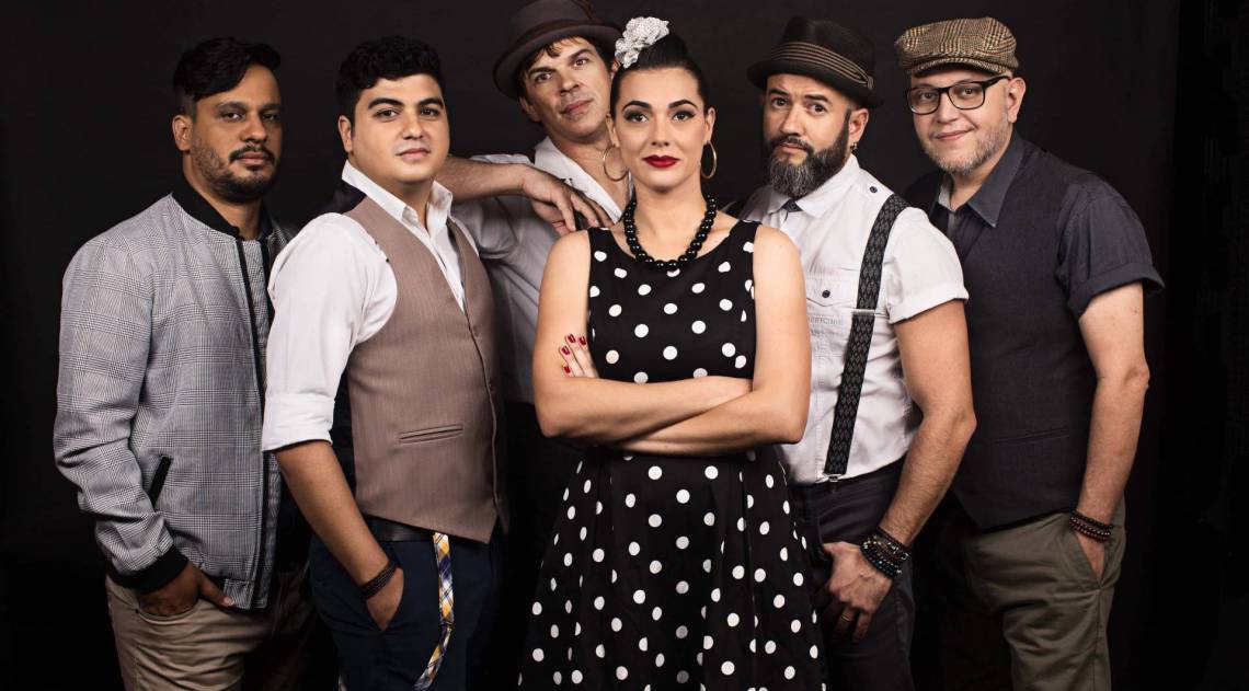 Conhecido pelo estilo vintage, grupo faz releitura de vários artistas de ritmos e gêneros, de Lulu Santos a Madonna, trazidos para o estilo 'marchinha anos 50' - Divulgação / FAN
