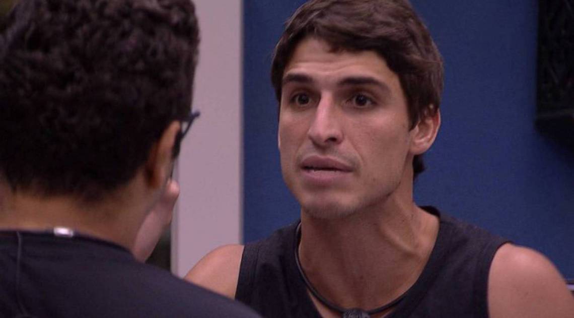 No 'BBB', Felipe e Victor Hugo discutem durante a madrugada