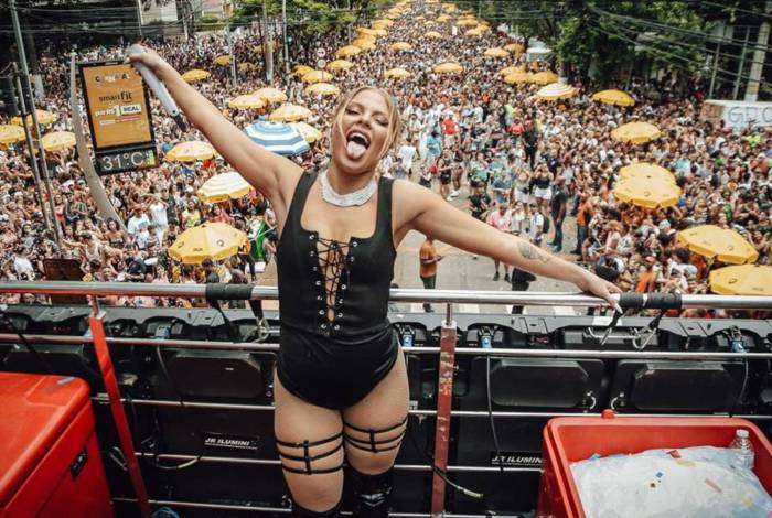 Luisa Sonza em bloco de Carnaval
