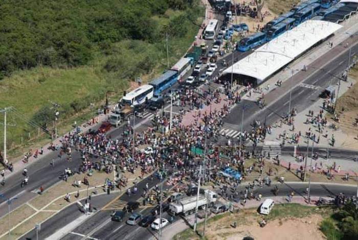 Aglomeração de pessoas durante uma manifestação na estação Mato Alto, na Zona Oeste do Rio 