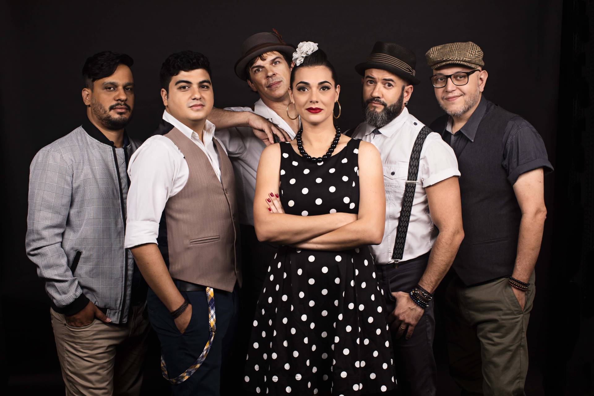 Conhecido pelo estilo vintage, grupo faz releitura de vários artistas de ritmos e gêneros, de Lulu Santos a Madonna, trazidos para o estilo 'marchinha anos 50' - Divulgação / FAN