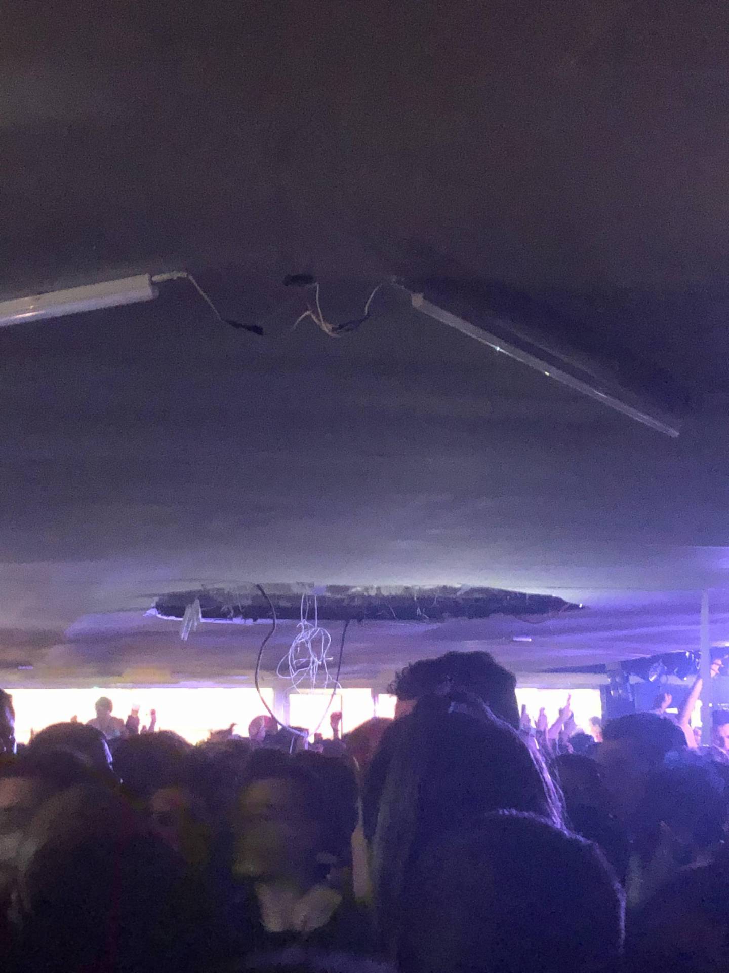 Parte do teto do Camarote Arpoador desabou - FABIA OLIVEIRA/JORNAL O DIA