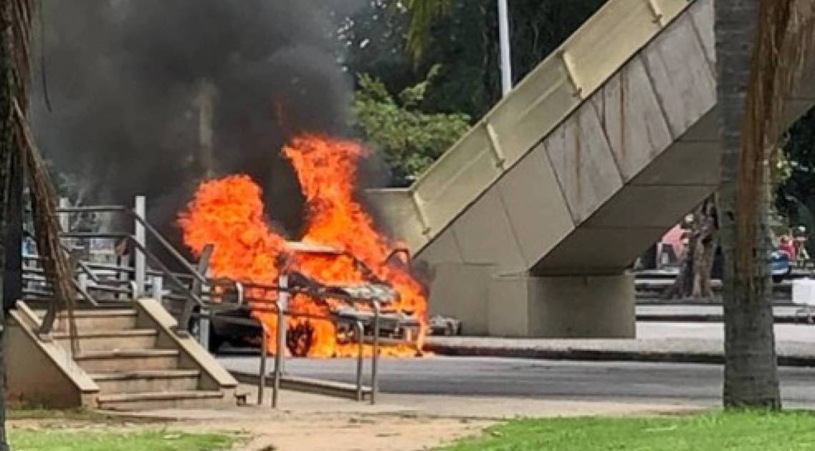Carro pega fogo e interdita pista da Avenida Presidente Vargas - Reprodução/Twitter Centro de Operações Rio