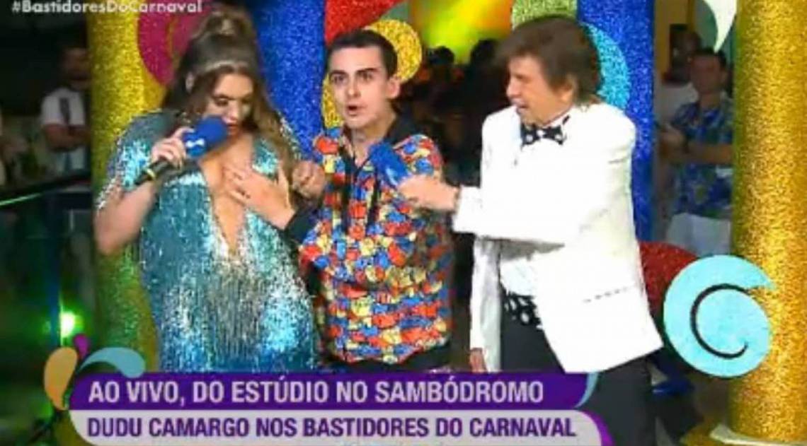 Dudu Camargo passa mão nos seios de Simony 