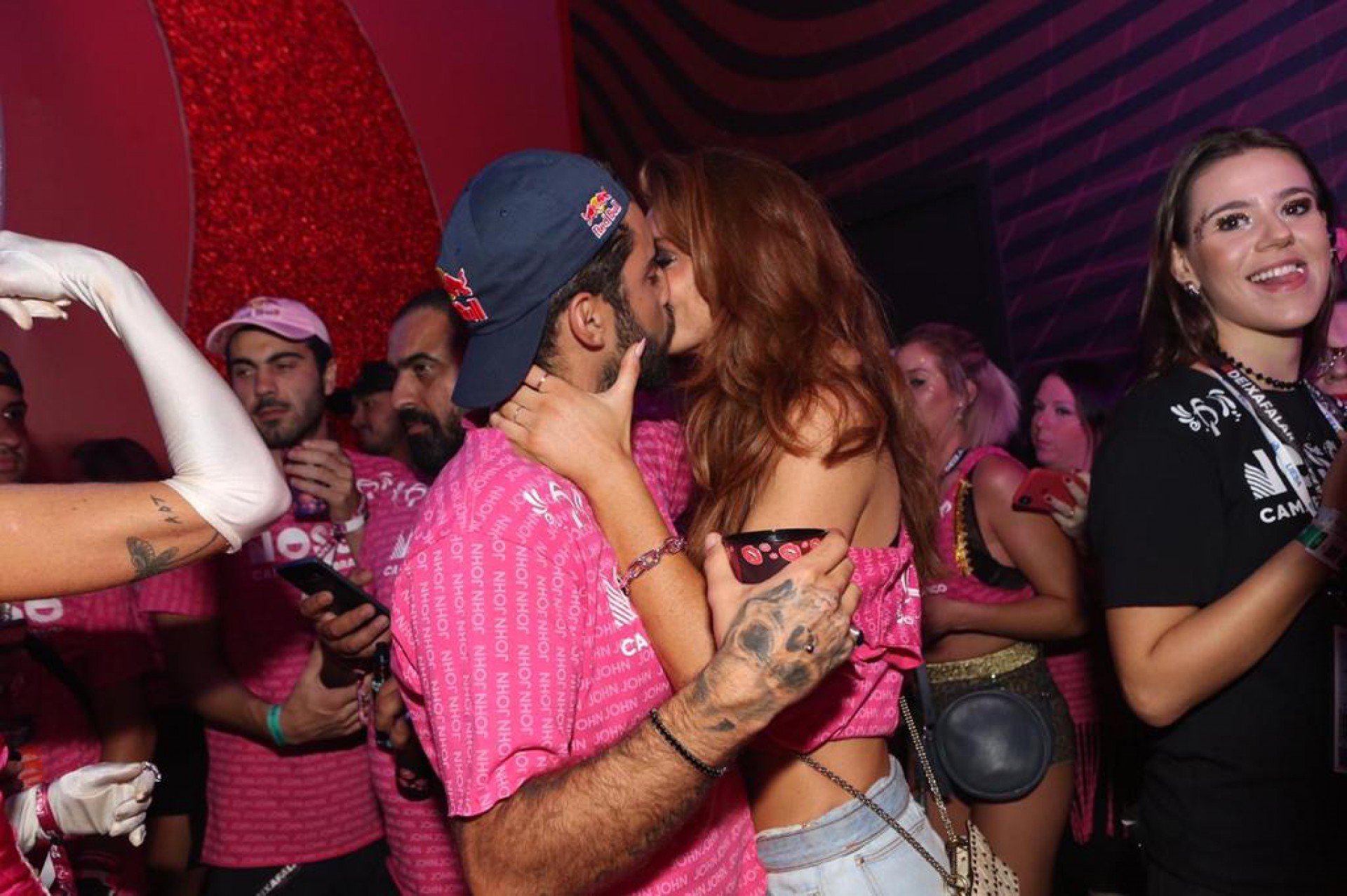 Pedro Scooby e Cintia Dicker se beijam em camarote - Divulgação