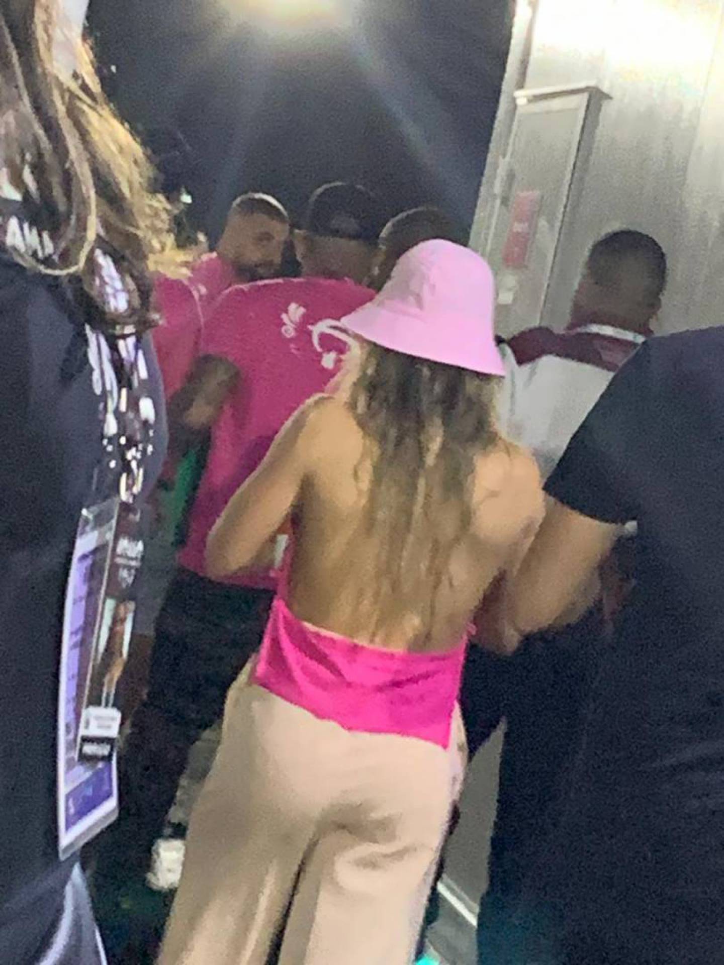 Gabigol e Bruna Griphao vão embora juntos de camarote