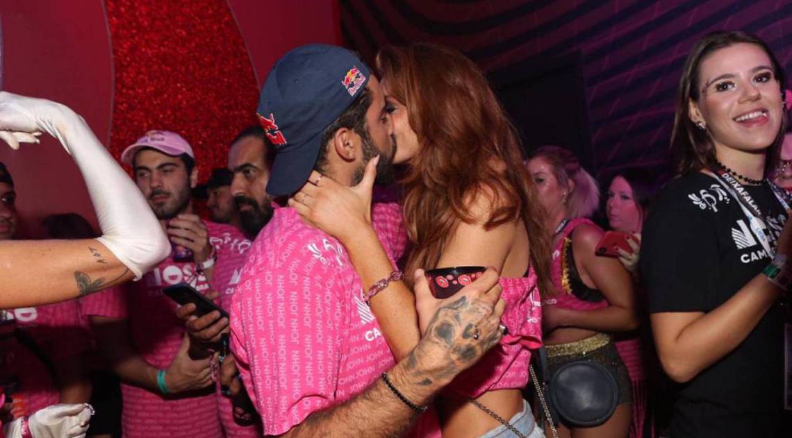 Pedro Scooby e Cintia Dicker se beijam em camarote