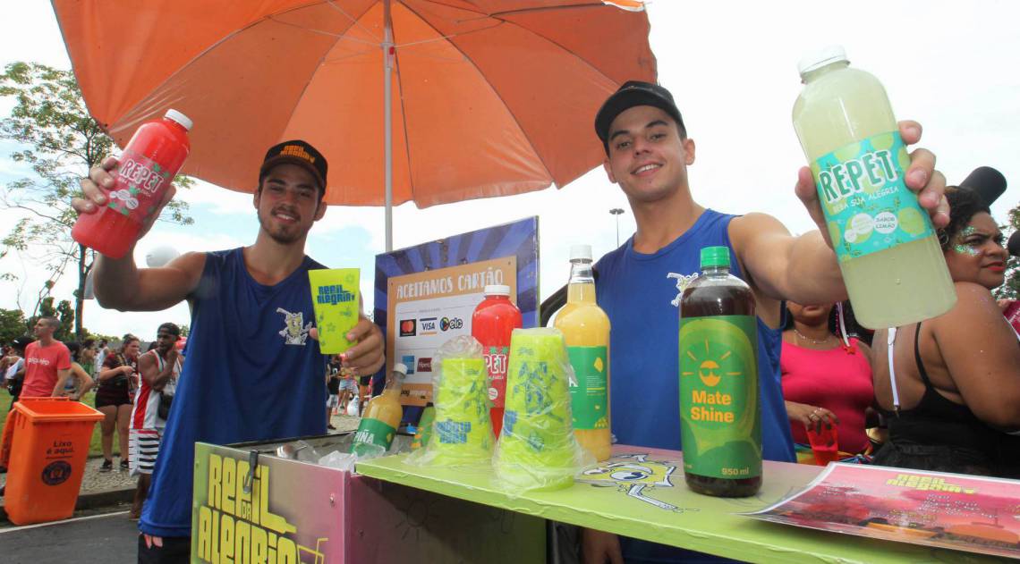 Dia de blocos no Centro do Rio. No Aterro do Flamengo, se apresentou o Bangalafumenga. Na foto, vendendo Drinks, Refil da Alegria,(esquerda)Thiago colares.