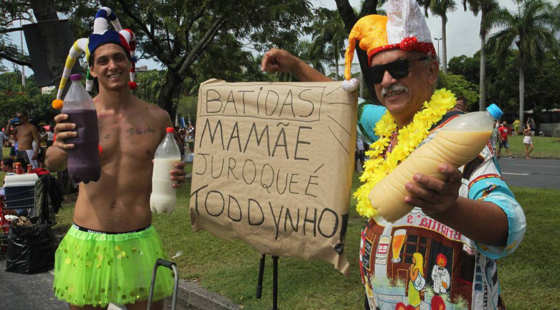 Dia de blocos no Centro do Rio. No Aterro do Flamengo, se apresentou o Bangalafumenga. Na foto, vendendo batidas com seu filho,Caetano do Engenho.
