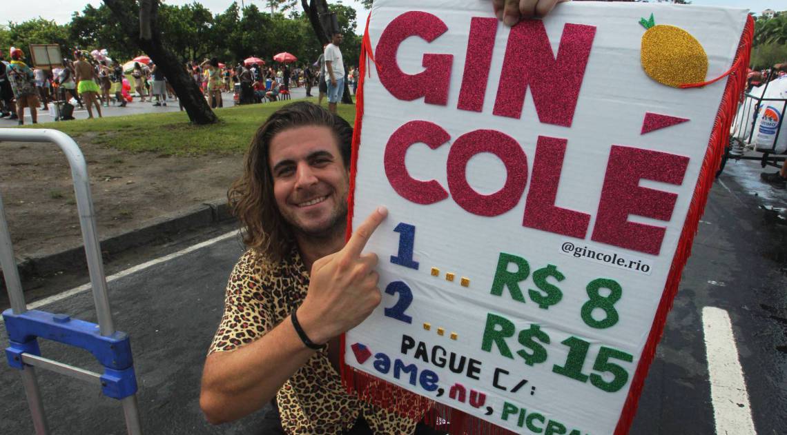 Dia de blocos no Centro do Rio com ambulantes empreendedores. Na foto,o Advogado,Arthur Costa, no Bloco Bangalafumenga. 
