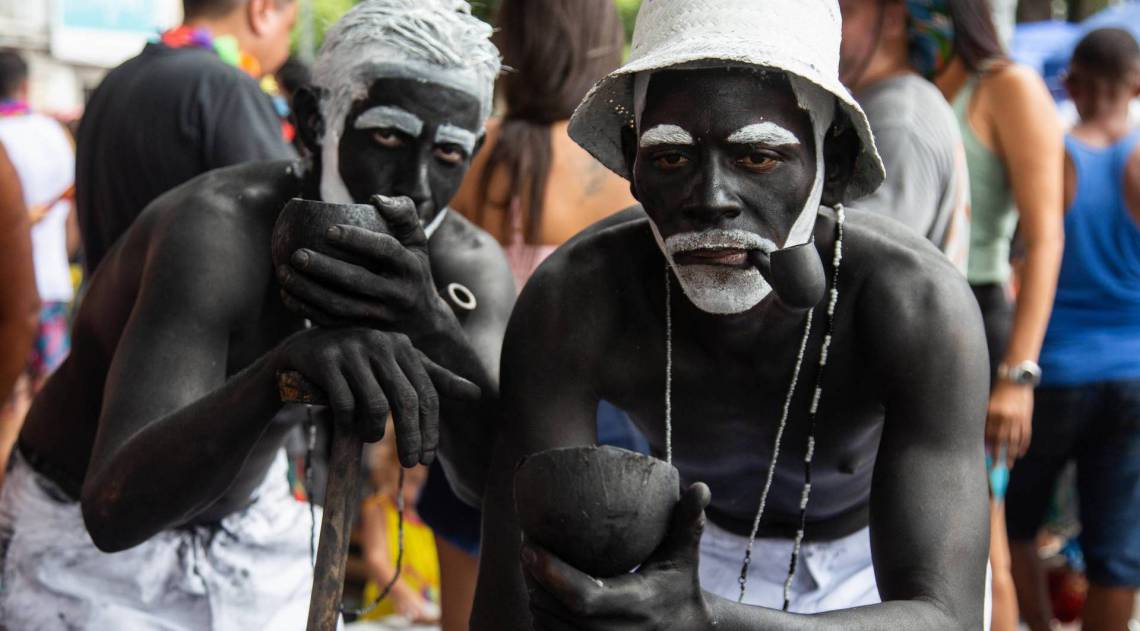 Valia tudo para os foliões: desde fantasias de preto velho a sátiras à declaração do ministro Paulo Guedes