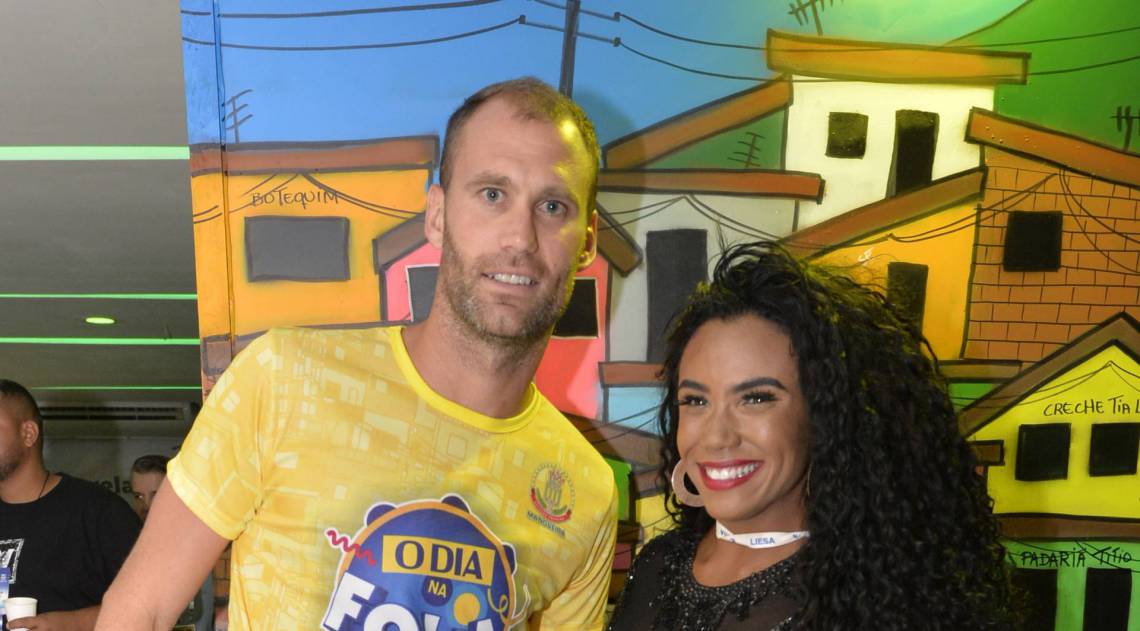 22/02/2020 - Rio de Janeiro - Carnaval 2020 - Camarote O Dia, capitãio o Botafogo, Joel Carli e a Musa do Camarote O Dia Evelem Gouveia - Fabio Costa /Agencia O Dia