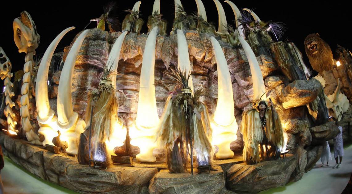 Est&aacute;cio de S&aacute; abriu o domingo de desfiles