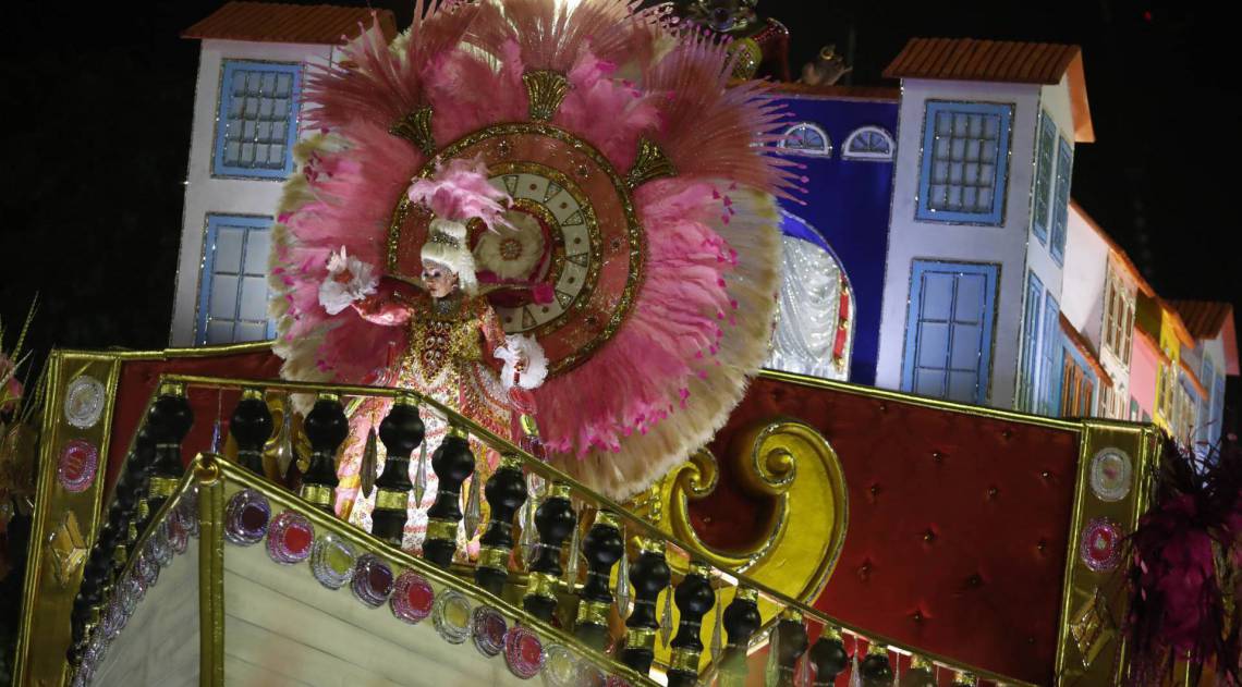 Est&aacute;cio de S&aacute; abriu o domingo de desfiles