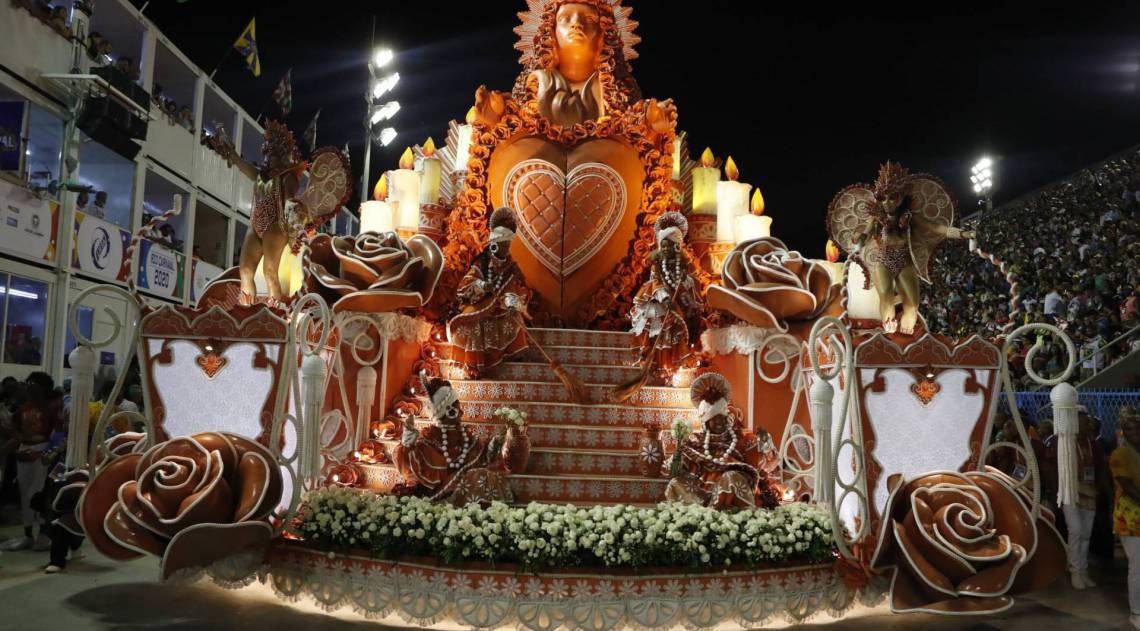 A Viradouro apresentou carros e alegorias grandiosos, empolgando o público na Avenida - Gilvan de Souza