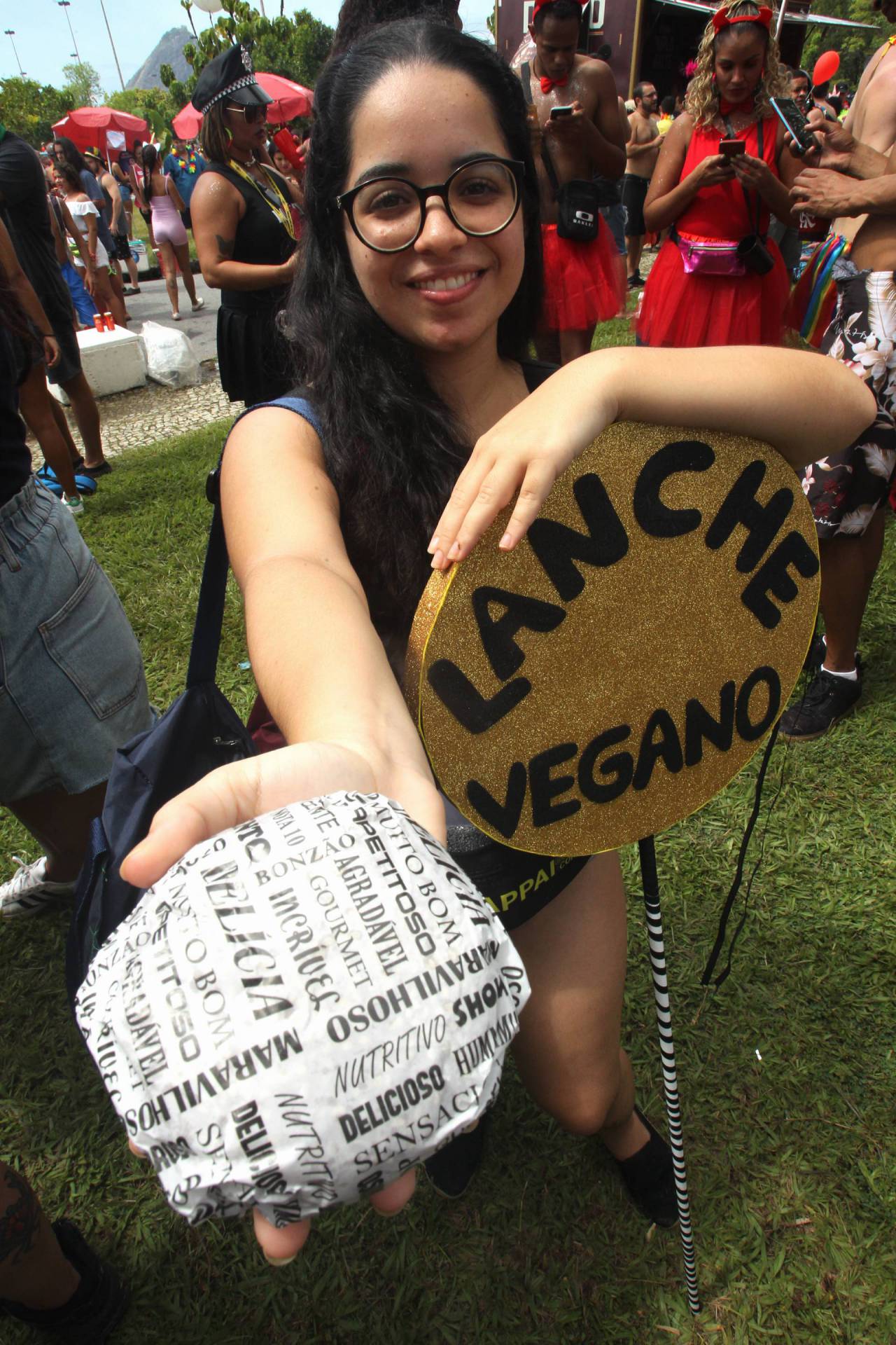 Dia de blocos no Centro do Rio. No Aterro do Flamengo, se apresentou o Bangalafumenga. Na foto, vendendo hamburgueres veganos,Amanda Neves.