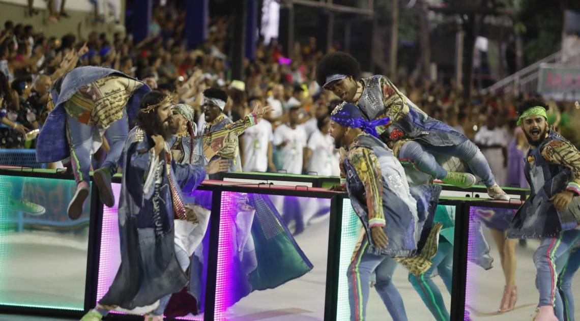 Mangueira foi a terceira escola a desfilar no domingo