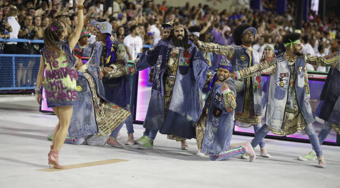 Na Mangueira, Jesus Cristo usa tênis e jeans, carrega celular e é vítima da opressão policial durante a Santa Ceia 