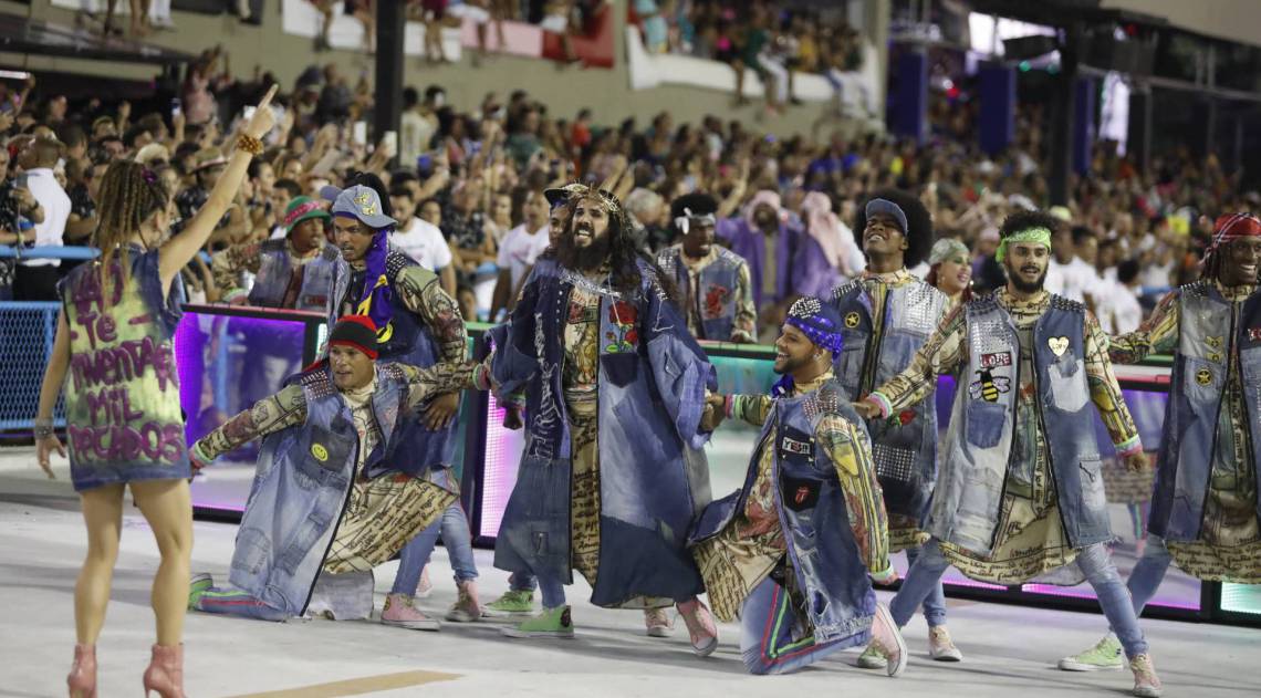 Mangueira foi a terceira escola a desfilar no domingo