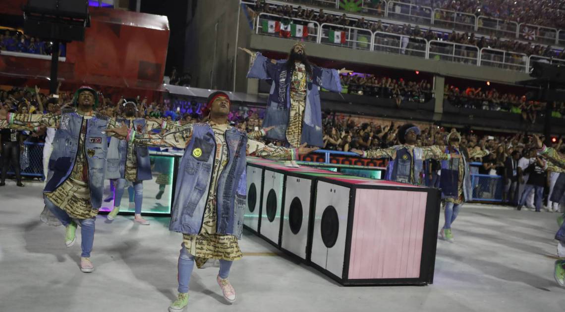 Mangueira foi a terceira escola a desfilar no domingo