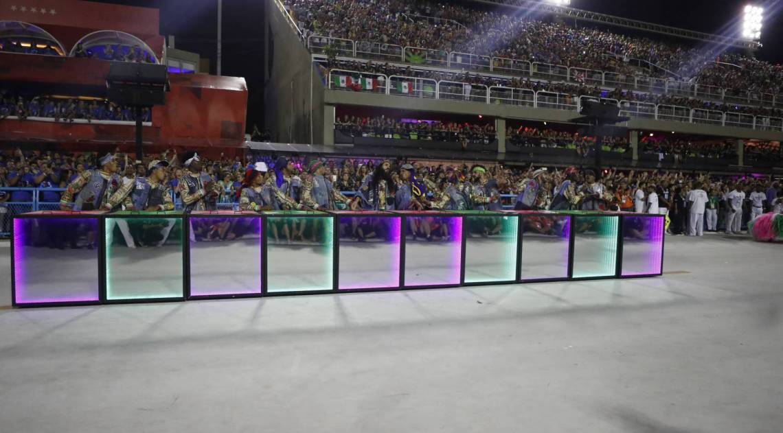 Mangueira foi a terceira escola a desfilar no domingo