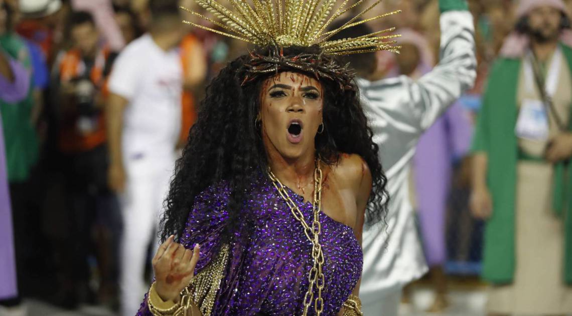Desfile da Escola de Samba do Grupo Especial, G.R.E.S Estação Primeira de Mangueira, no Sambódromo da Marquês de Sapucaí, no centro da cidade do Rio de Janeiro neste domingo (23). Foto: Gilvan de Souza/Agencia O Dia
