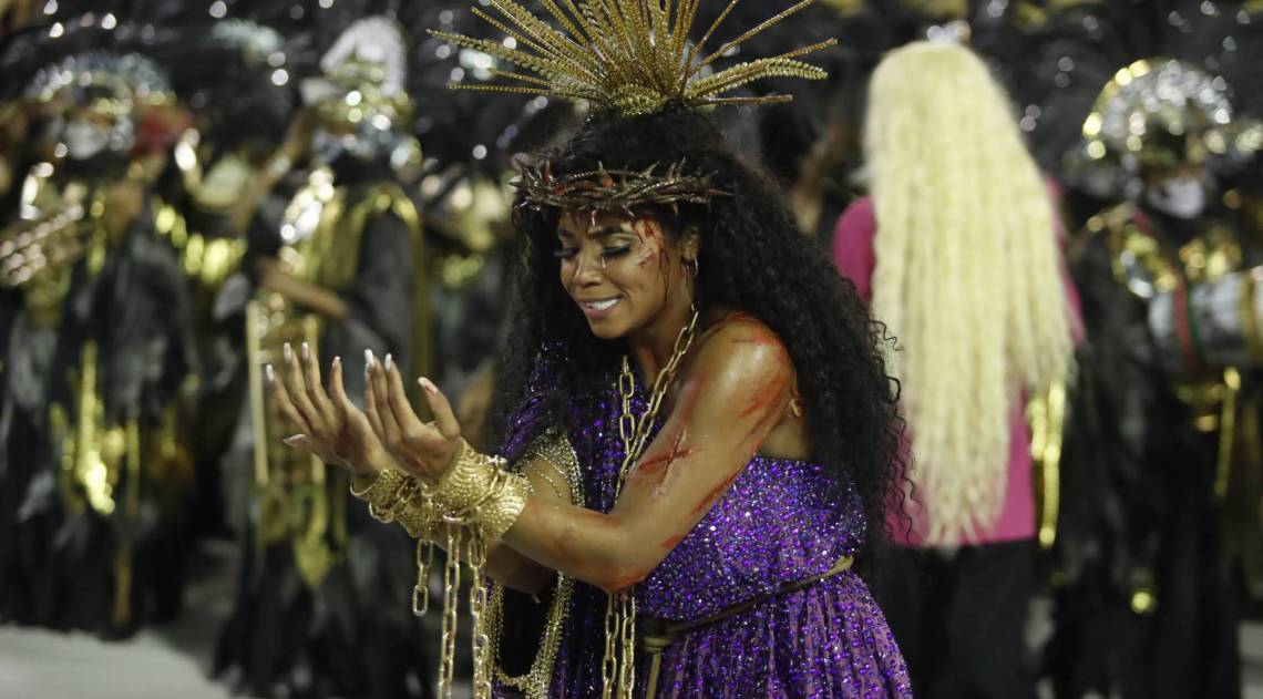 Desfile da Escola de Samba do Grupo Especial, G.R.E.S Esta&ccedil;&atilde;o Primeira de Mangueira, no Samb&oacute;dromo da Marqu&ecirc;s de Sapuca&iacute;, no centro da cidade do Rio de Janeiro neste domingo (23). Foto: Gilvan de Souza/Agencia O Dia