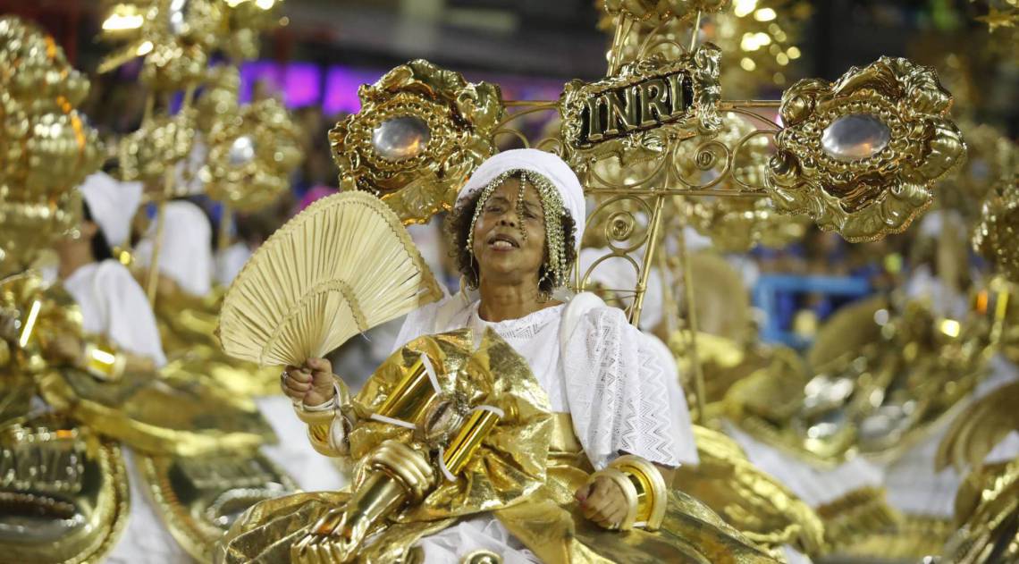 Mangueira foi a terceira escola a desfilar no domingo