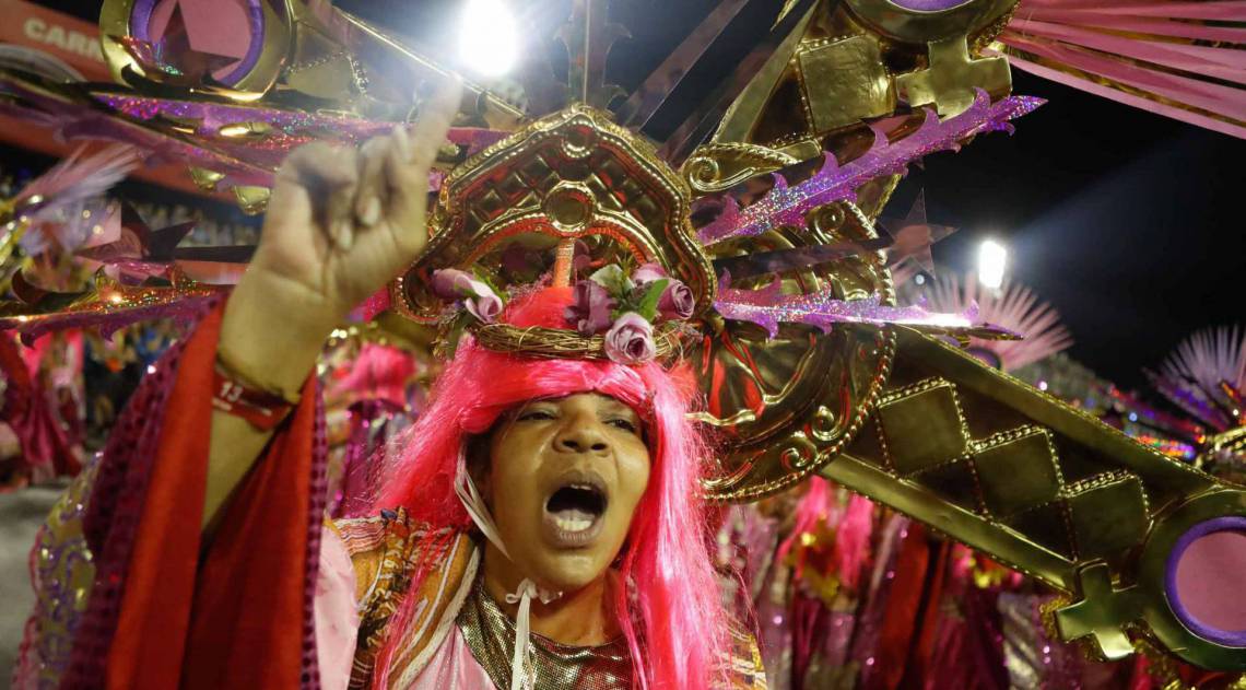 Carnaval 2020 - Desfile da Escola de Samba do Grupo Especial, G.R.E.S Esta&ccedil;&atilde;o Primeira de Mangueira, no Samb&oacute;dromo da Marqu&ecirc;s de Sapuca&iacute;, no centro da cidade do Rio de Janeiro nesta segunda (24). Foto: Gilvan de Souza/Ag&ecirc;ncia O Dia