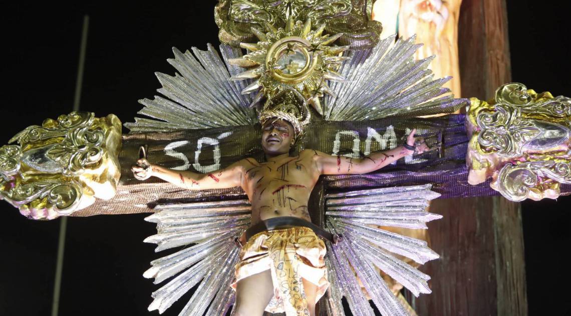 Mangueira foi a terceira escola a desfilar no domingo