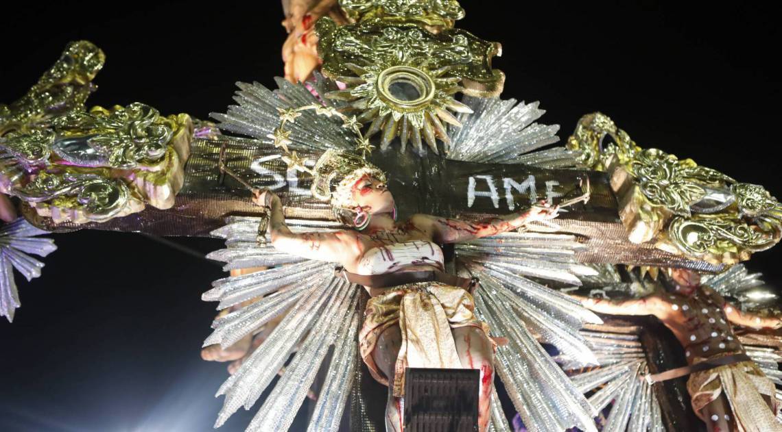 Mangueira foi a terceira escola a desfilar no domingo