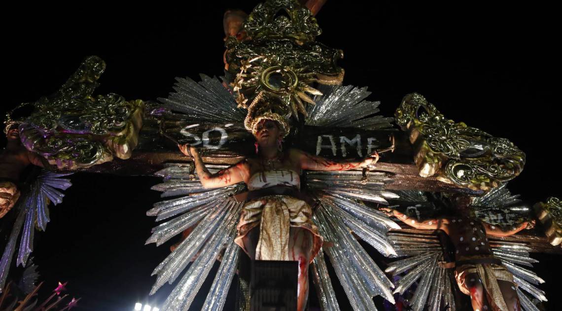 Mangueira foi a terceira escola a desfilar no domingo