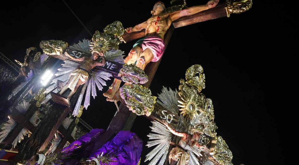Mangueira foi a terceira escola a desfilar no domingo